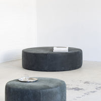 Pouf en cuir gris foncé